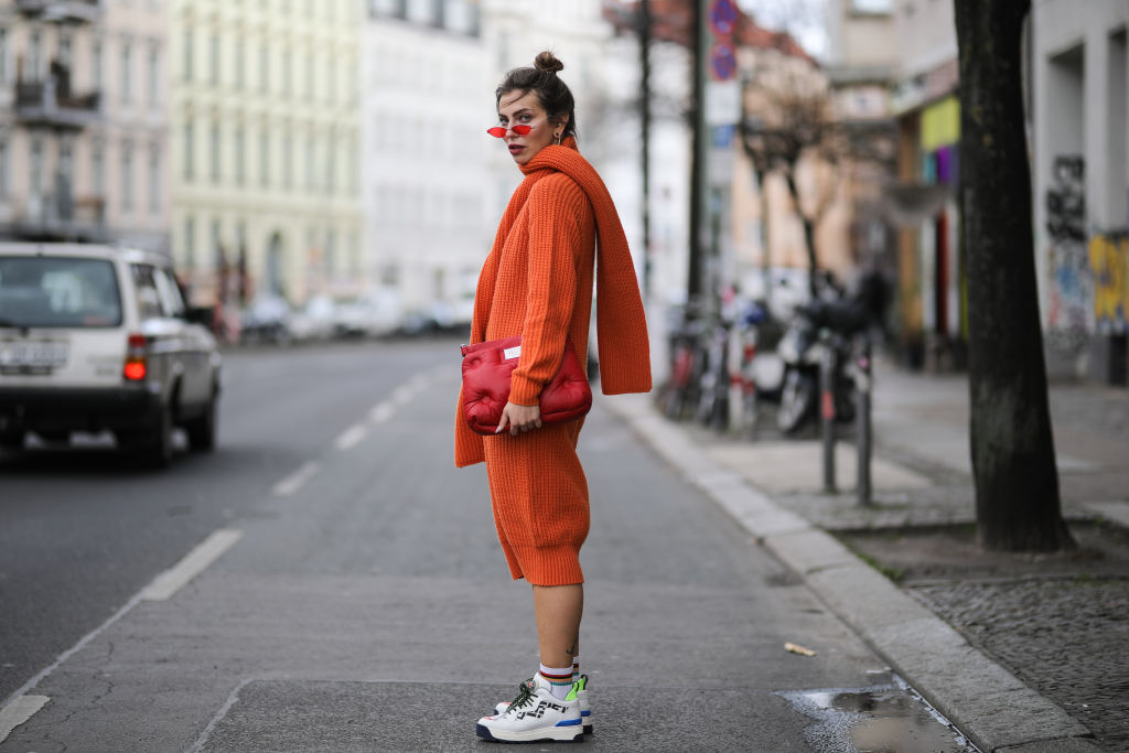 Frau mit Rippstrick-Kleid