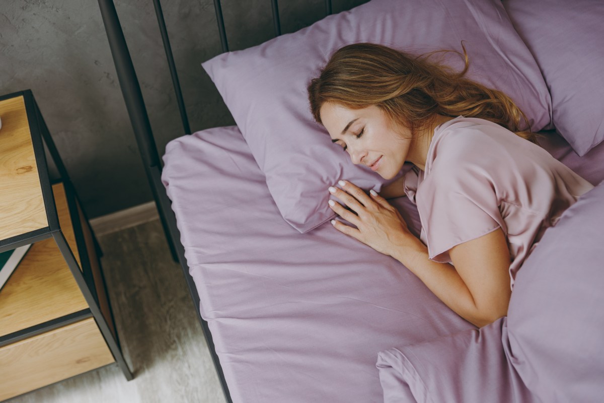 Eine Frau liegt im Bett und schläft.