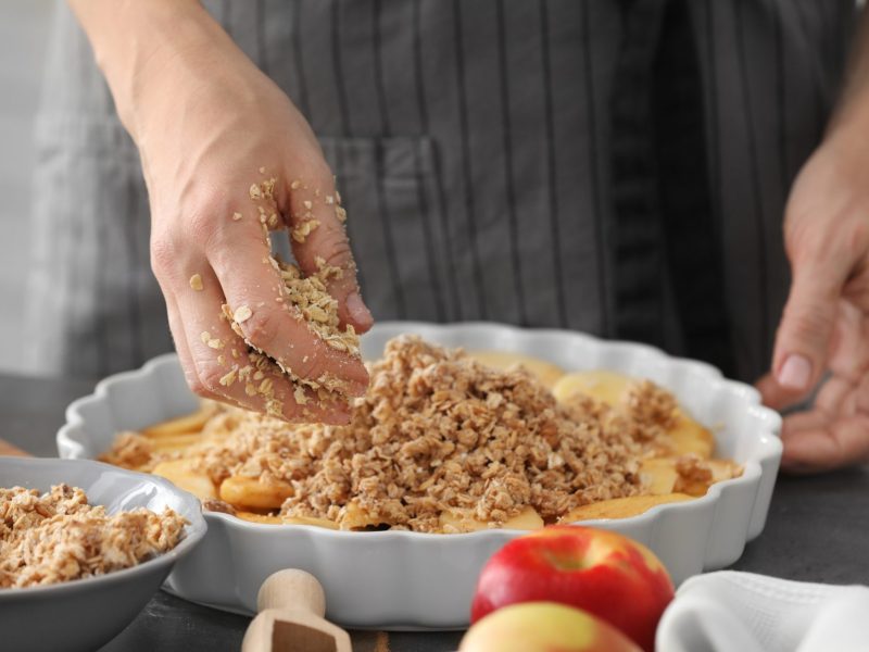 Frau Apple Crumble backen