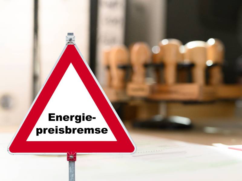 Ein Warnschild mit der Aufschrift "Energiepreisbremse"