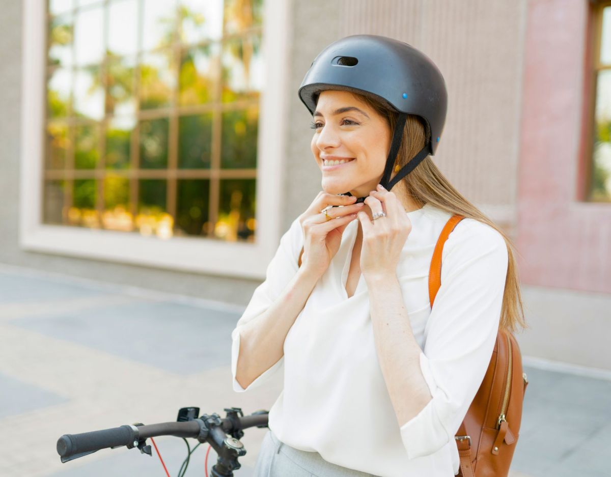 Frau mit Fahrradhelm