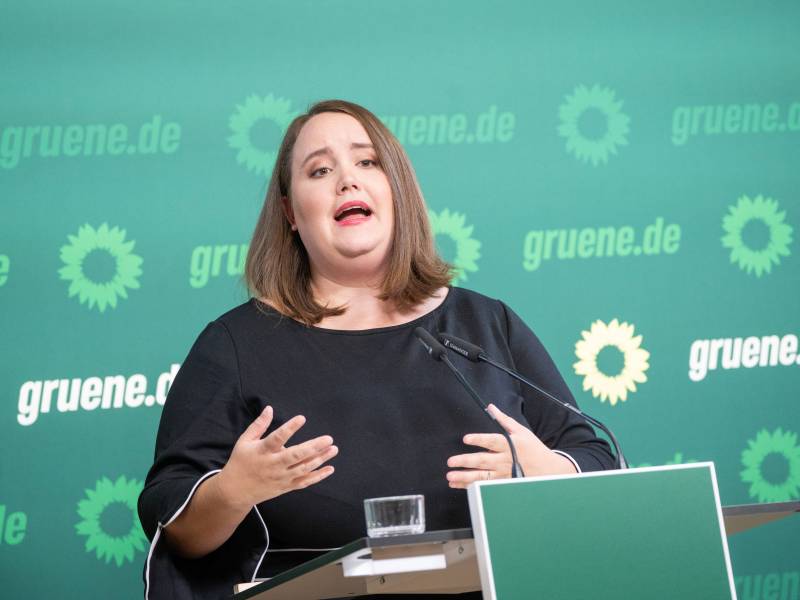 GrÃ¼nen-Chefin Ricarda Lang bei einer Pressekonferenz.