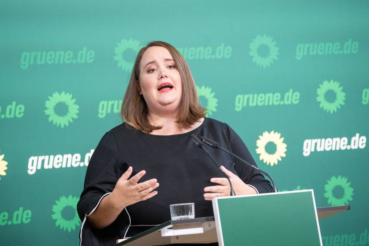 GrÃ¼nen-Chefin Ricarda Lang bei einer Pressekonferenz.