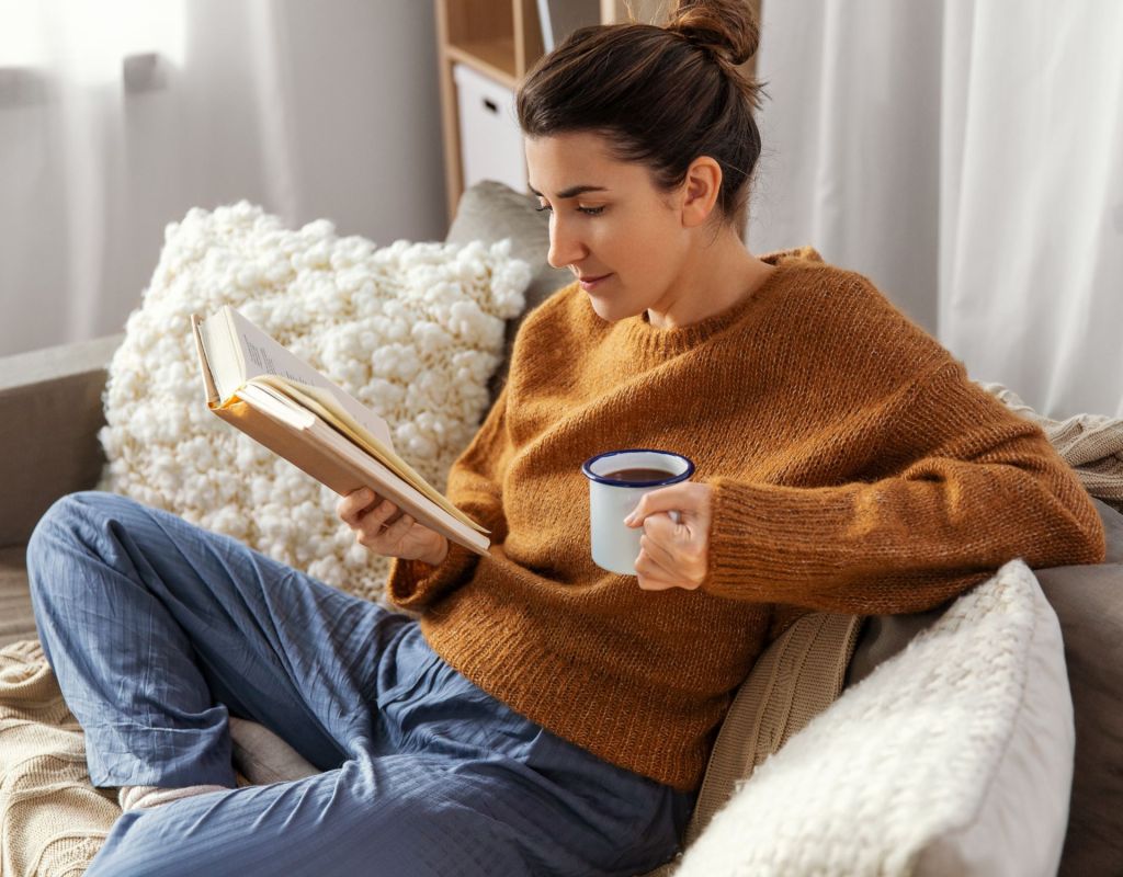 Frau liest ein Buch: Was dein Lieblings-Genre über dich verrät.