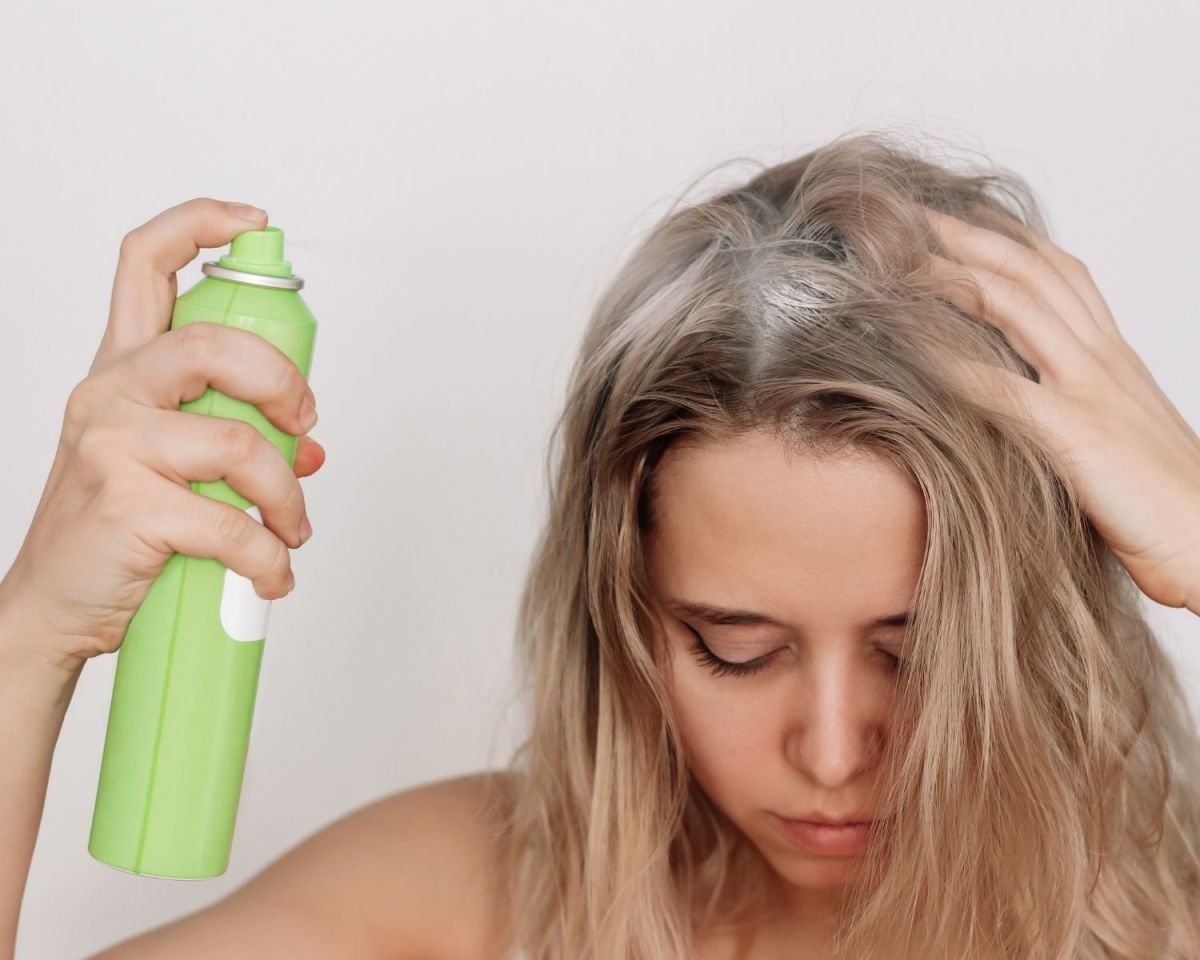 Trockenshampoo mit Benzol sprühen