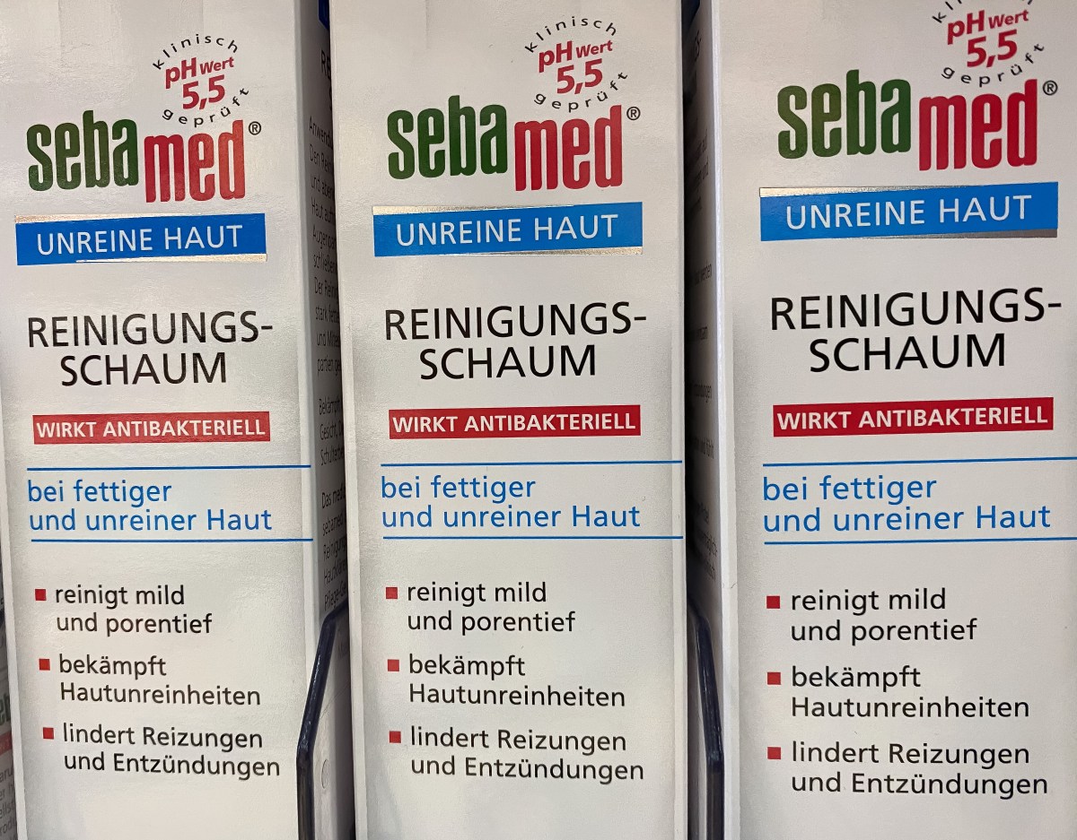 sebamed: Eine sehr bekannte Pflegemarke mit typischem Logo und einem unverwechselbaren Duft. Aber weißt du, wer hinter sebamed steckt?