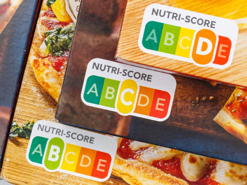 Der Nutri-Score soll veranschaulichen, wie niedrig oder hoch der Nährstoffgehalt eines bestimmten Fertigproduktes ist. Nun soll es ab 31. Dezember Änderungen geben. Wir sagen dir, welche.