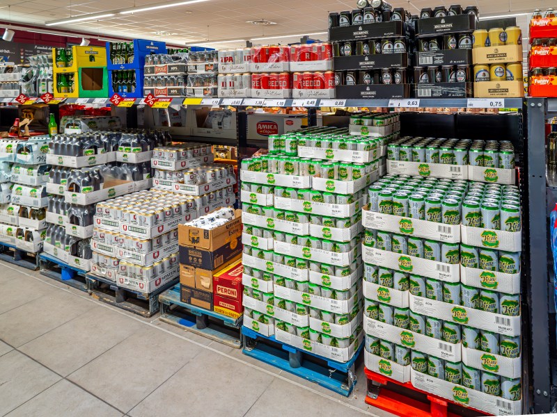 Perlentaucher, Meisterbräu, Paderborner und Karlskrone: Die beliebten Eigenmarken der Discounter sind preiswert, obwohl sie von diesen berühmten Brauereien stammen.