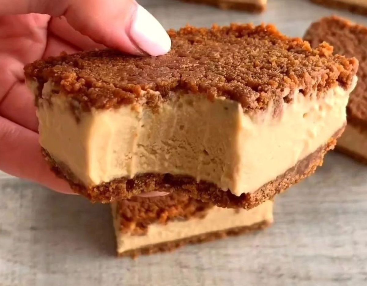 Biscoff Eiscreme Schnitten: Das Rezept von Fitwaffle Kitchen.