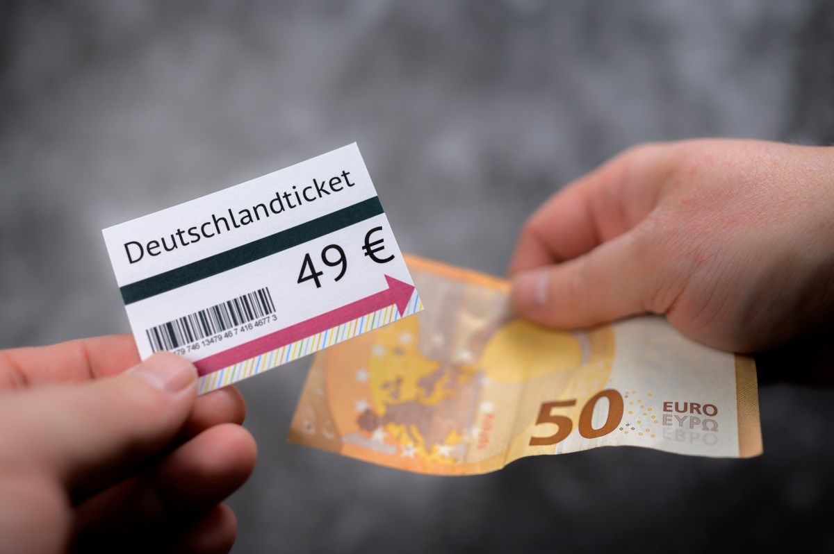 Ein 49-Euro-Ticket und ein 50-Euro-Schein.