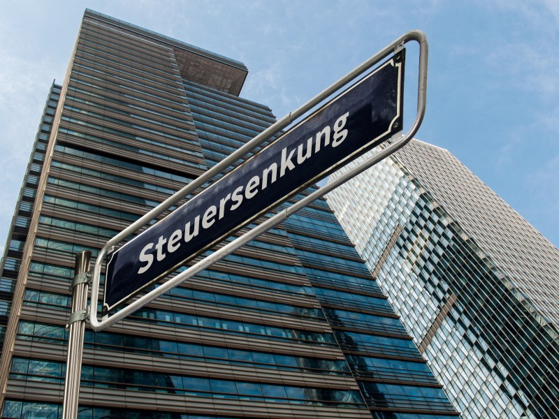 Auf einem Straßenschild steht das Wort "Steuersenkungen".