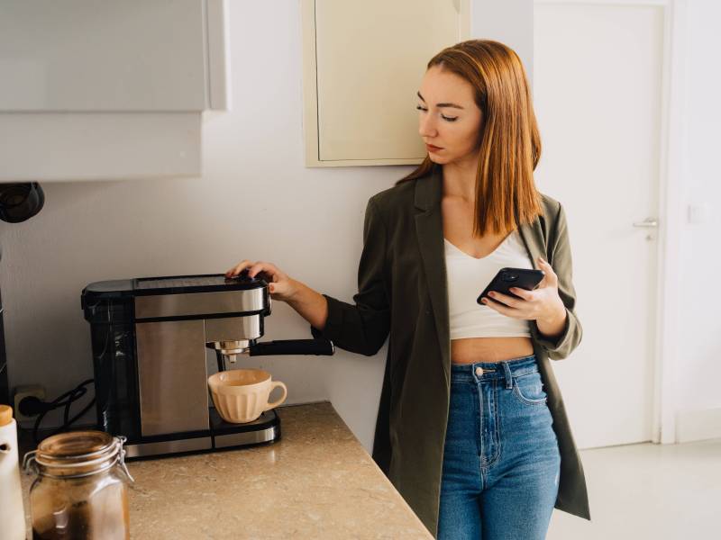 Frau an der Kaffeemaschine