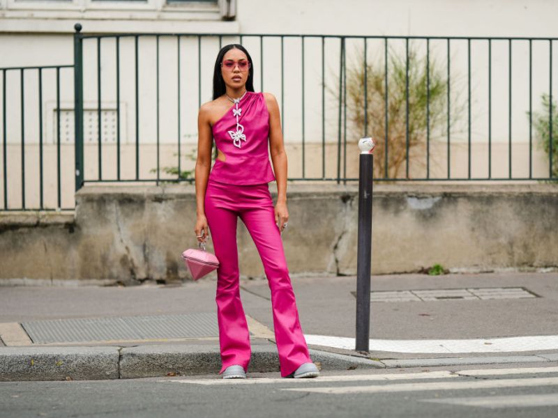 Frau in Pink mit Leggings mit Schlag