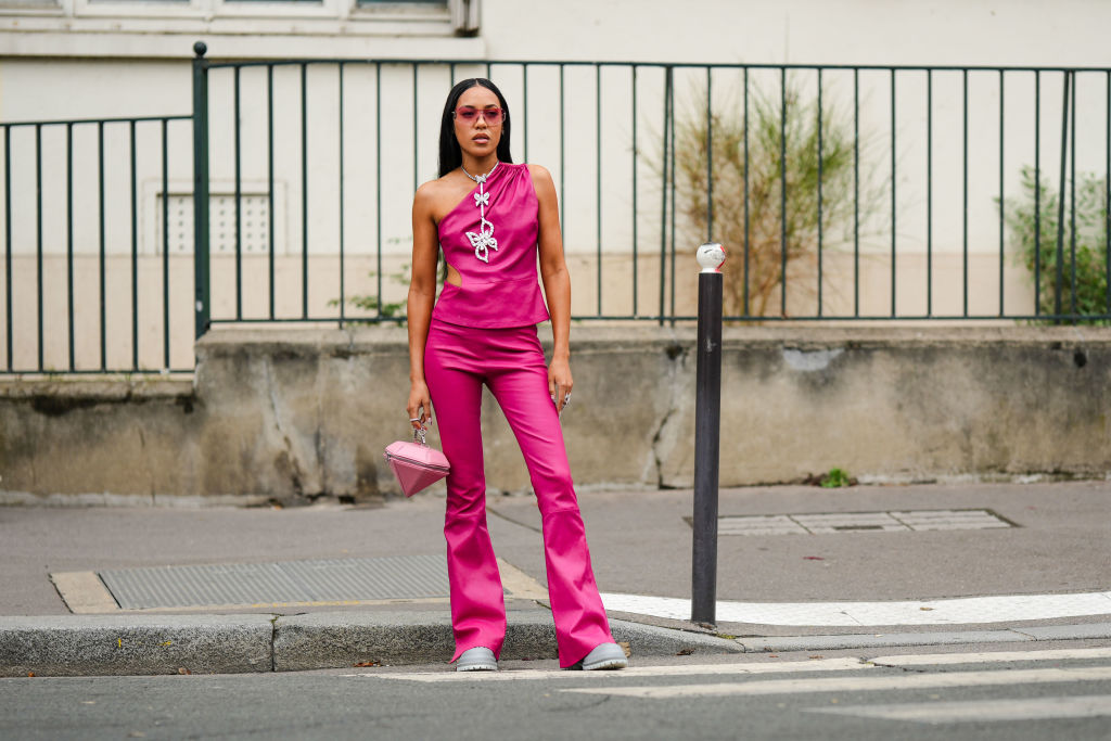 Frau in Pink mit Leggings mit Schlag