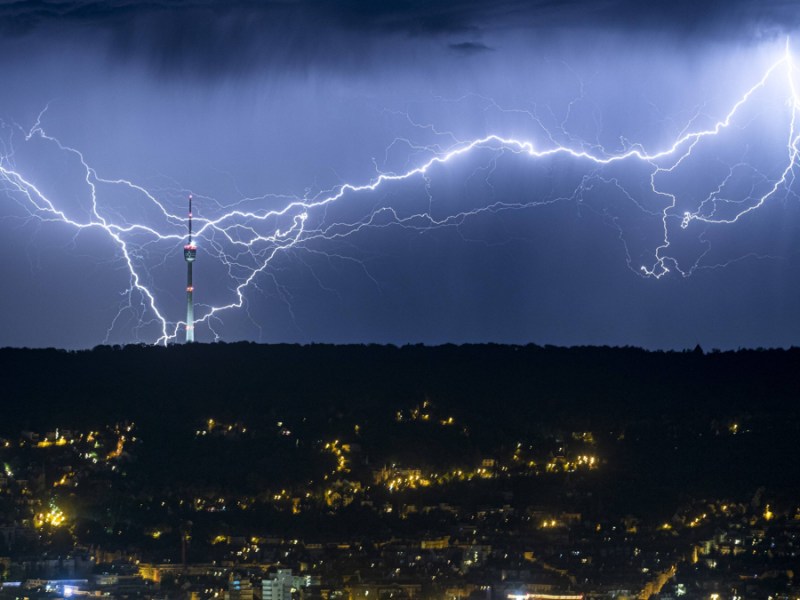 Gewitter über einer Stadt.