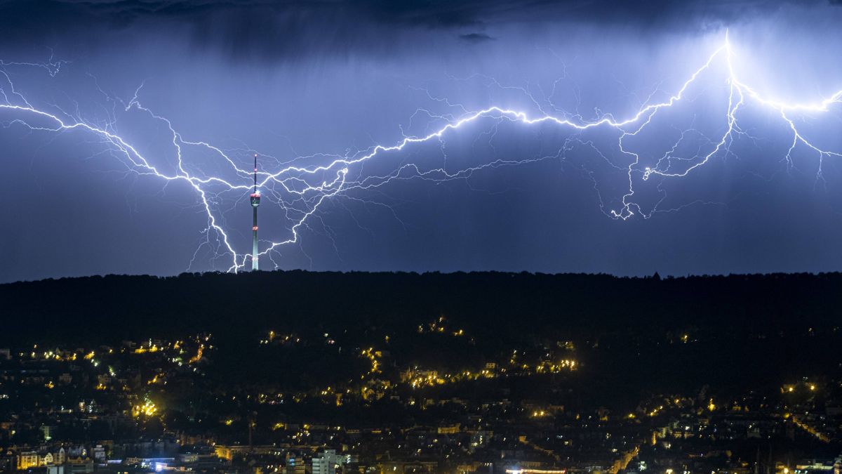 Gewitter über einer Stadt.