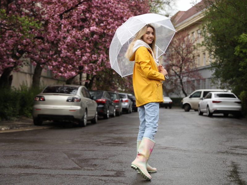 Frau in Regenjacke