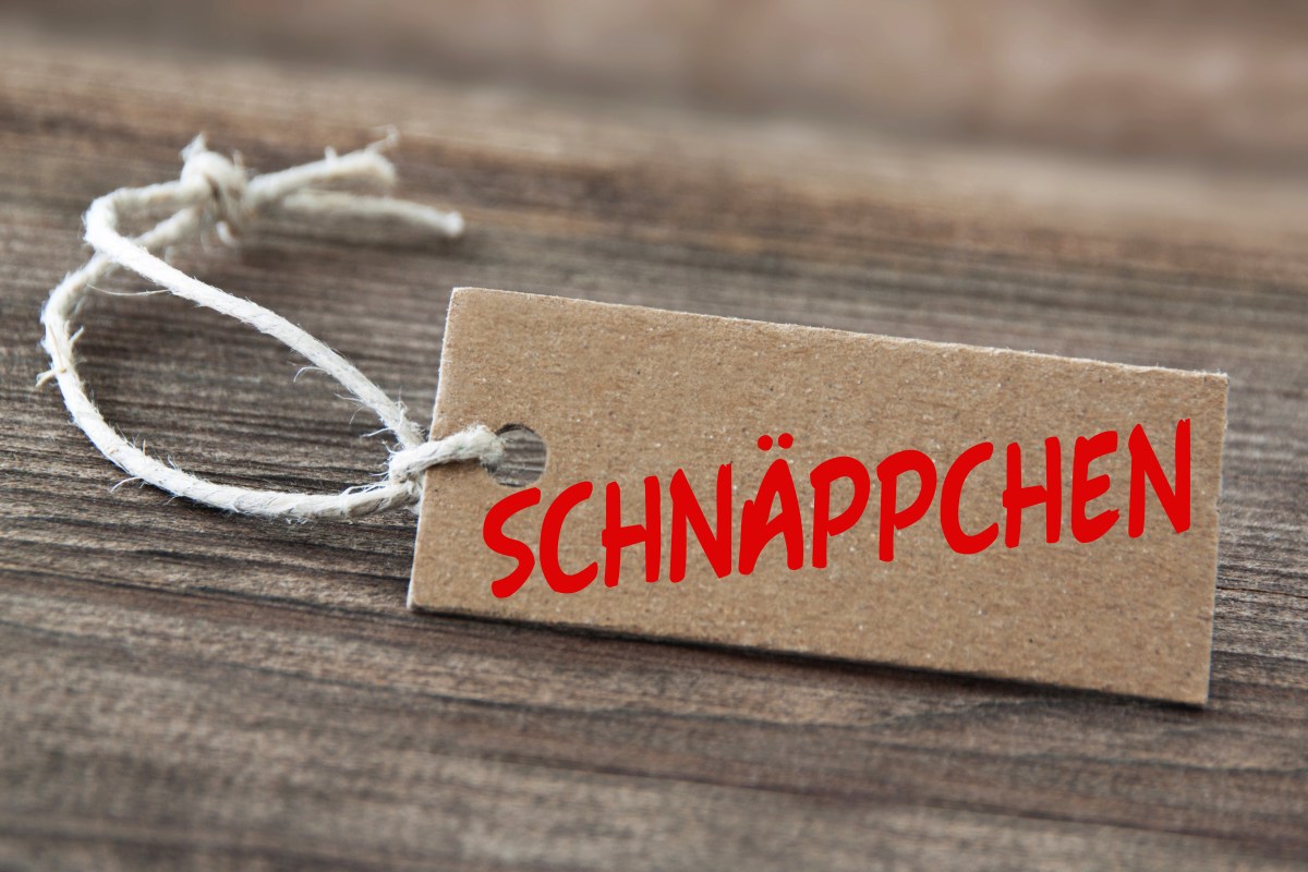 Eine Schild mit der Aufschrift "Schnäppchen"