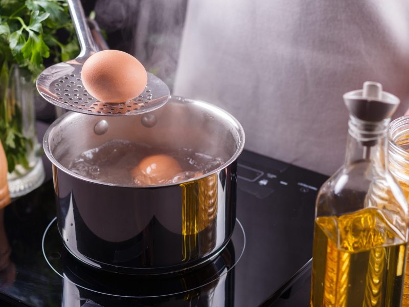 Eier kochen im Topf