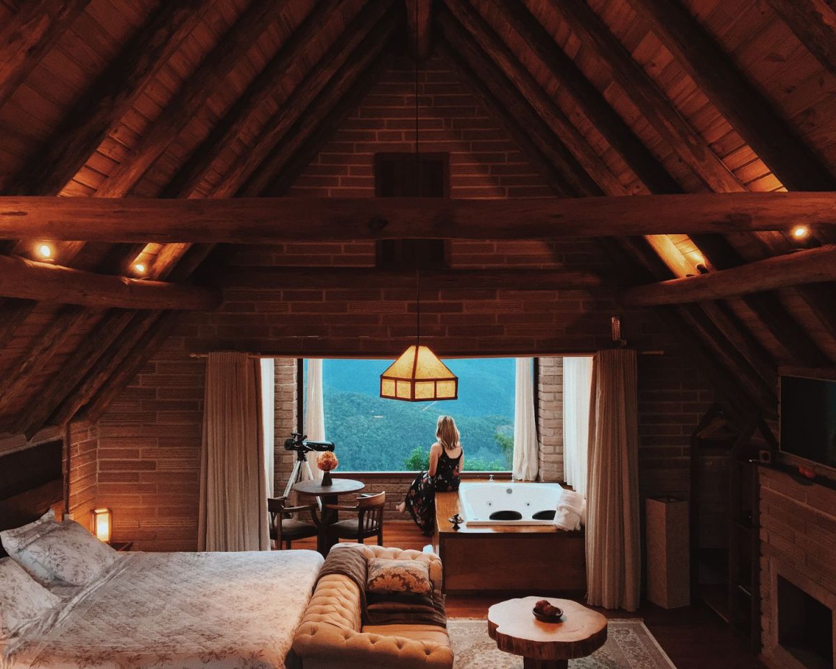 Frau sitzt im Dachgeschoss