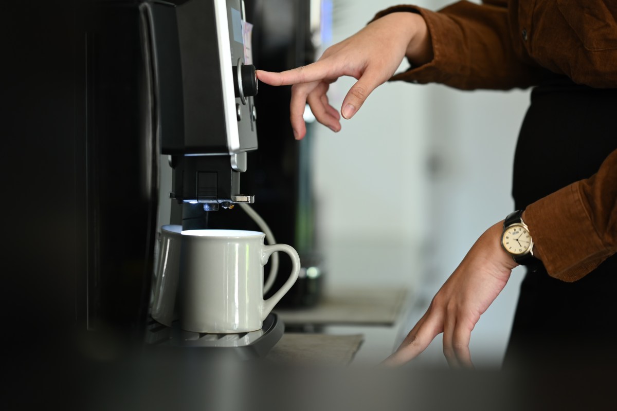 Frau an einer Kaffeemaschine