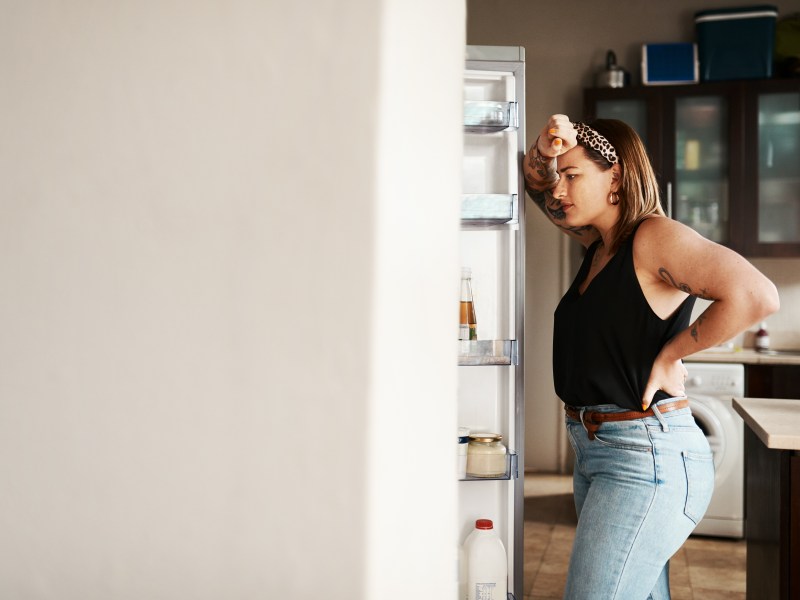 Frau vor Kühlschrank