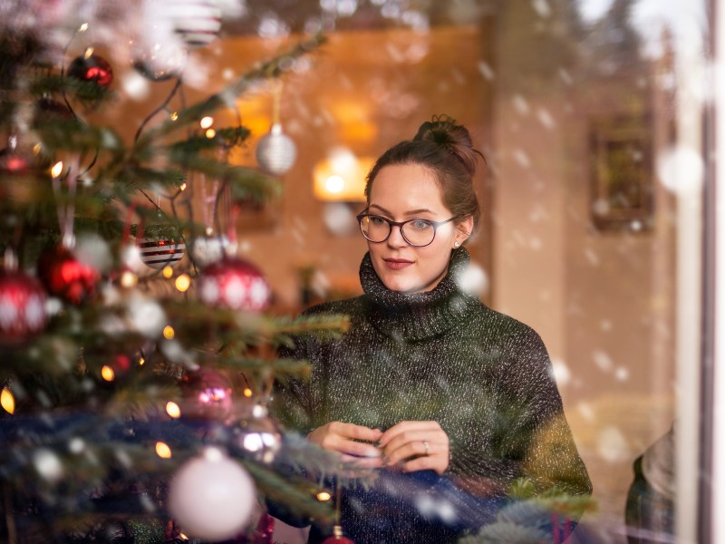 Frau mit Weihnachtsbaum