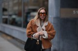 Frau tr&auml;gt Shearling Jacke