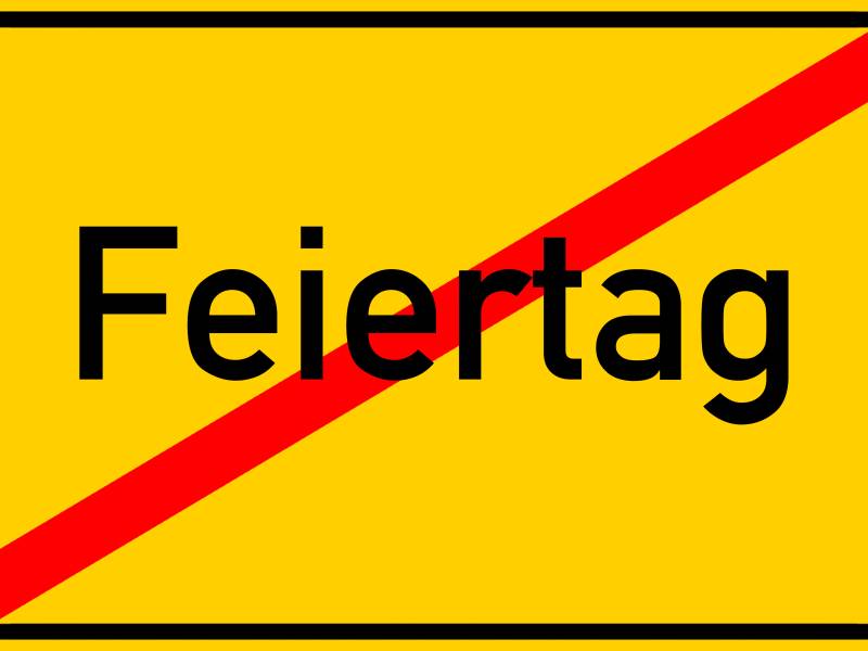 Ein gelbes Schild auf dem Feiertag draufsteht, ist durchgestrichen.