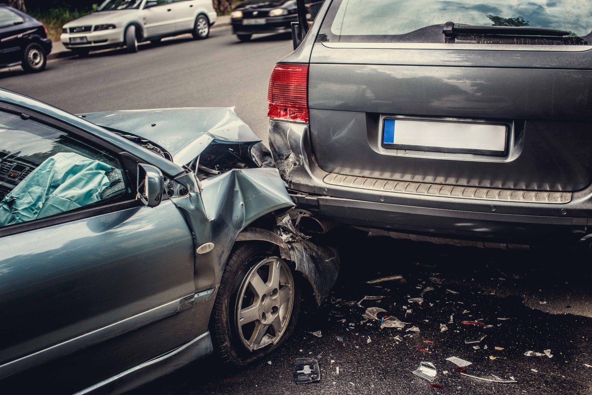 Ein Auto ist in ein anderes reingefahren. Die Vorderseite ist verbeult.