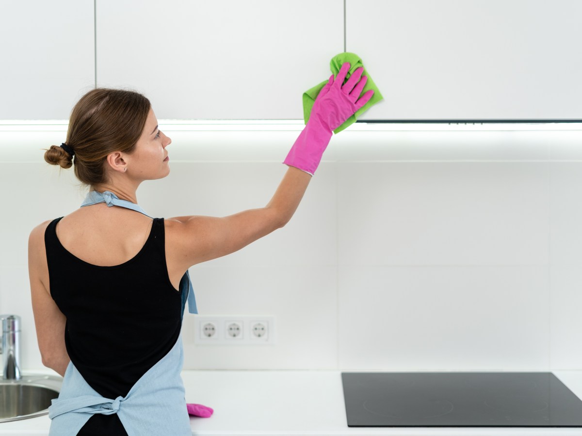 Küchenschränke reinigen: Mit diesen 3 Hausmitteln glänzen sie wie neu