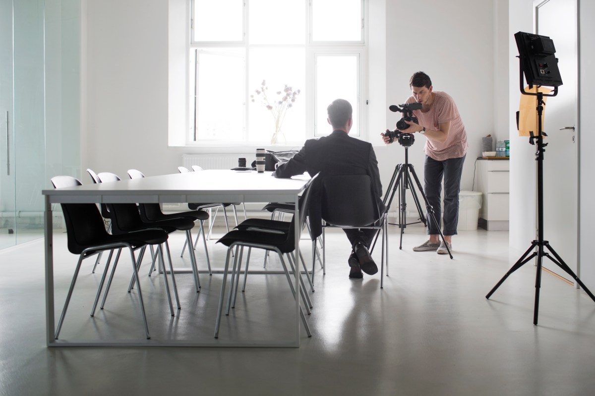 Ein Mann im Anzug wird fotografiert.