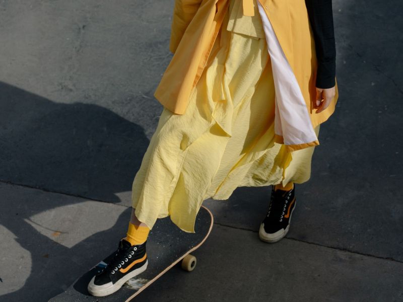 Frau mit dem Sneaker auf einem Skateboard