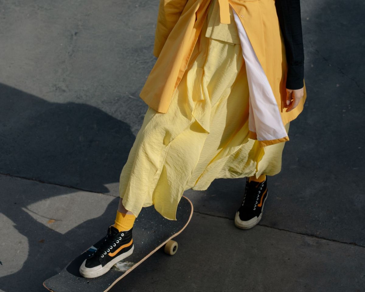 Frau mit dem Sneaker auf einem Skateboard
