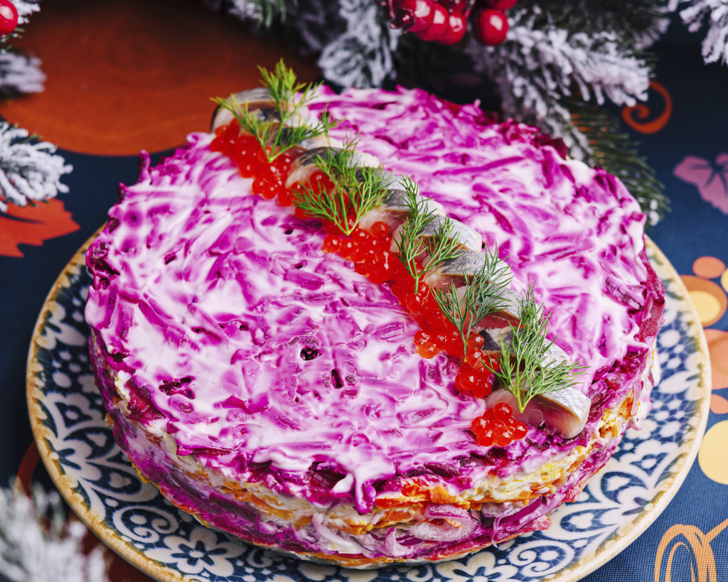  Der Hering im Pelzmantel ist weit elaborierter mit seinem Ornat aus Roter Bete, Mayonnaise und geriebenem Ei.