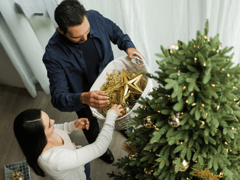 Paar stellt Weihnachtsbaum auf