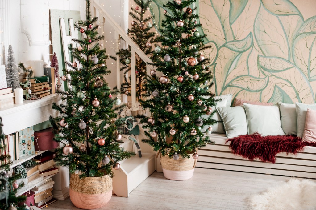 Geschmückter Weihnachtsbaum im Topf