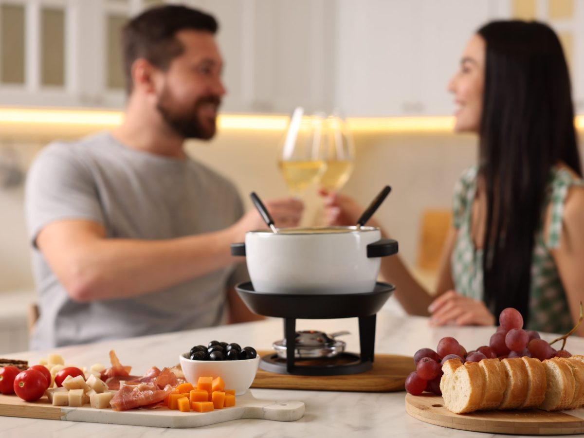 Paar Wein-Fondue