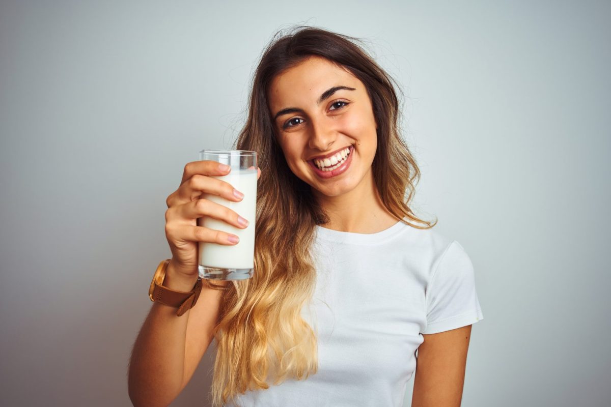 Frau hält Glas Milch