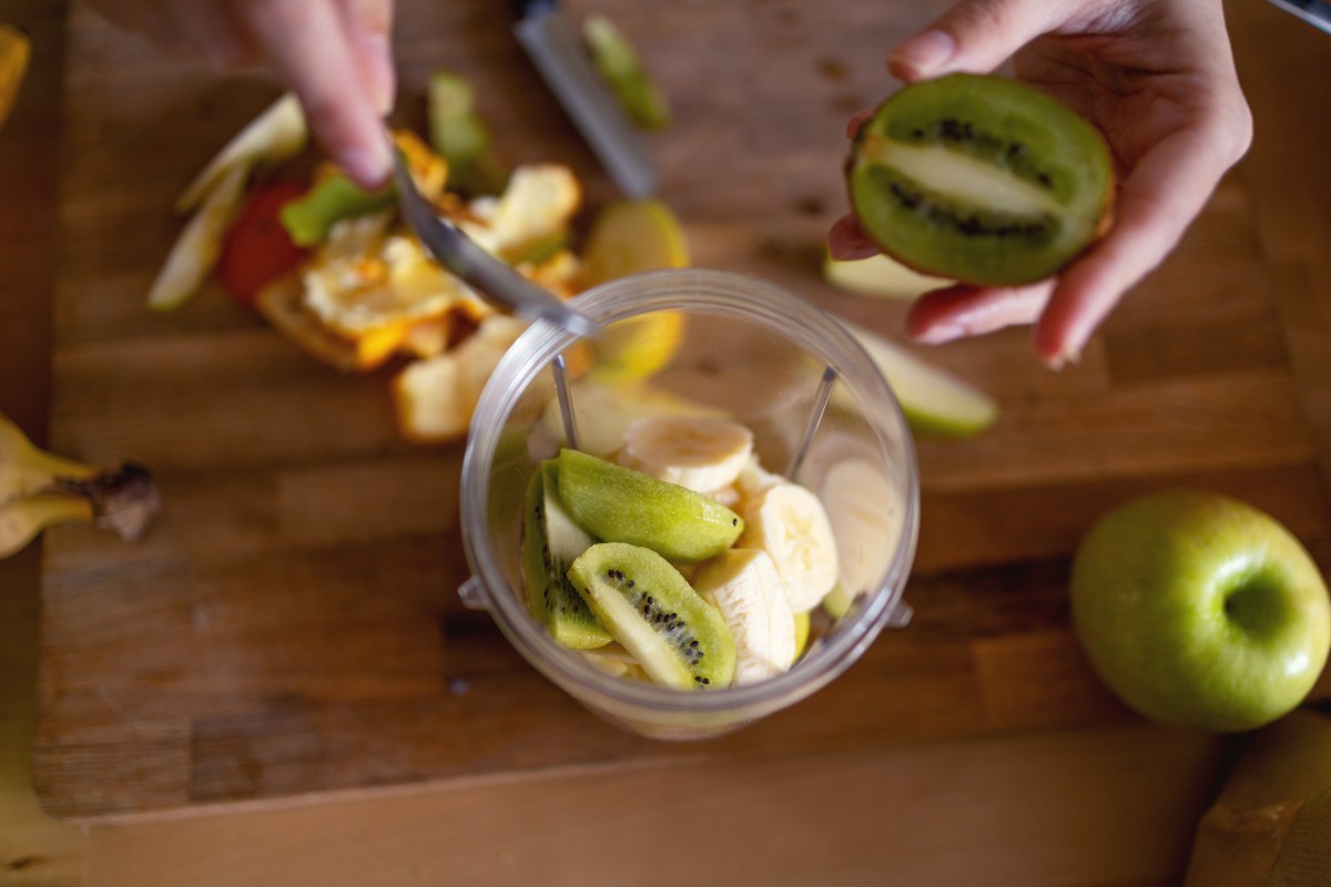 Obst schÃ¤len nervt dich? Dann probiere mal diesen simplen Glastrick aus. Der entfernt die Schale von deiner Kiwi schonend und im Handumdrehen. So vergeudest du nichts mehr von der lecker-gesunden Frucht.