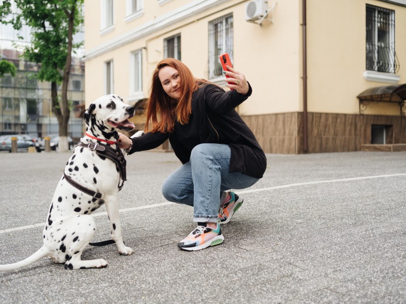 Frau mit Dalmatiner