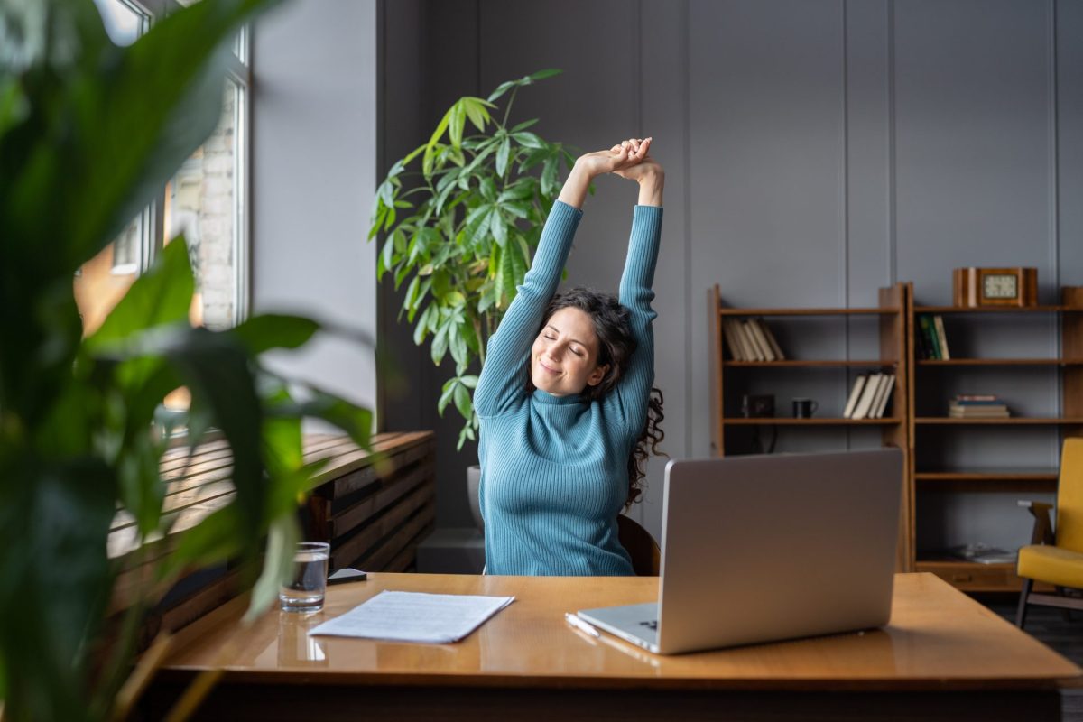 Frau Stretching Schreibtisch