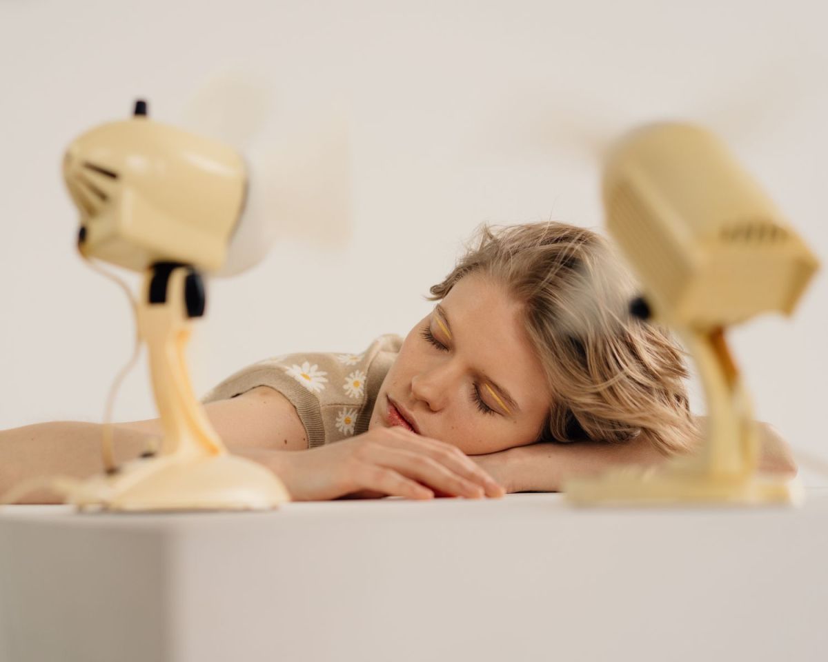 Frau schläft vor Ventilatoren