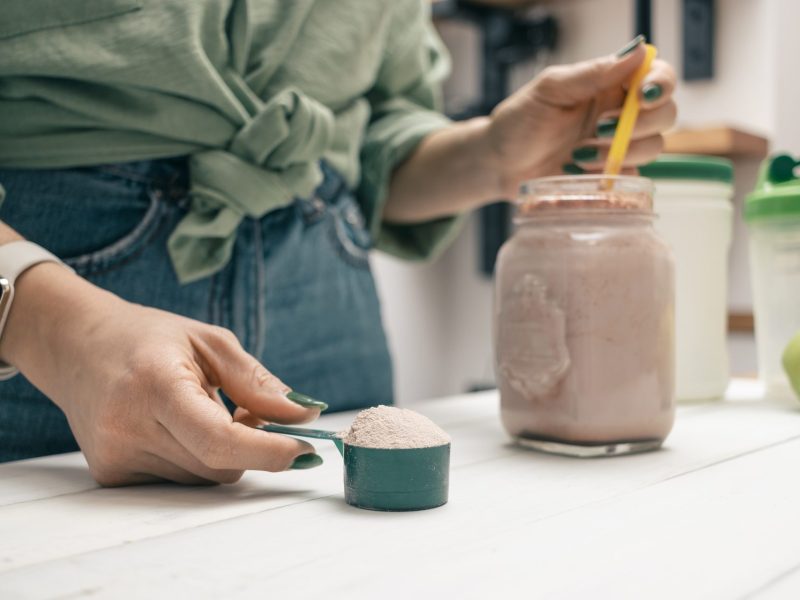 Frau Shake anrühren