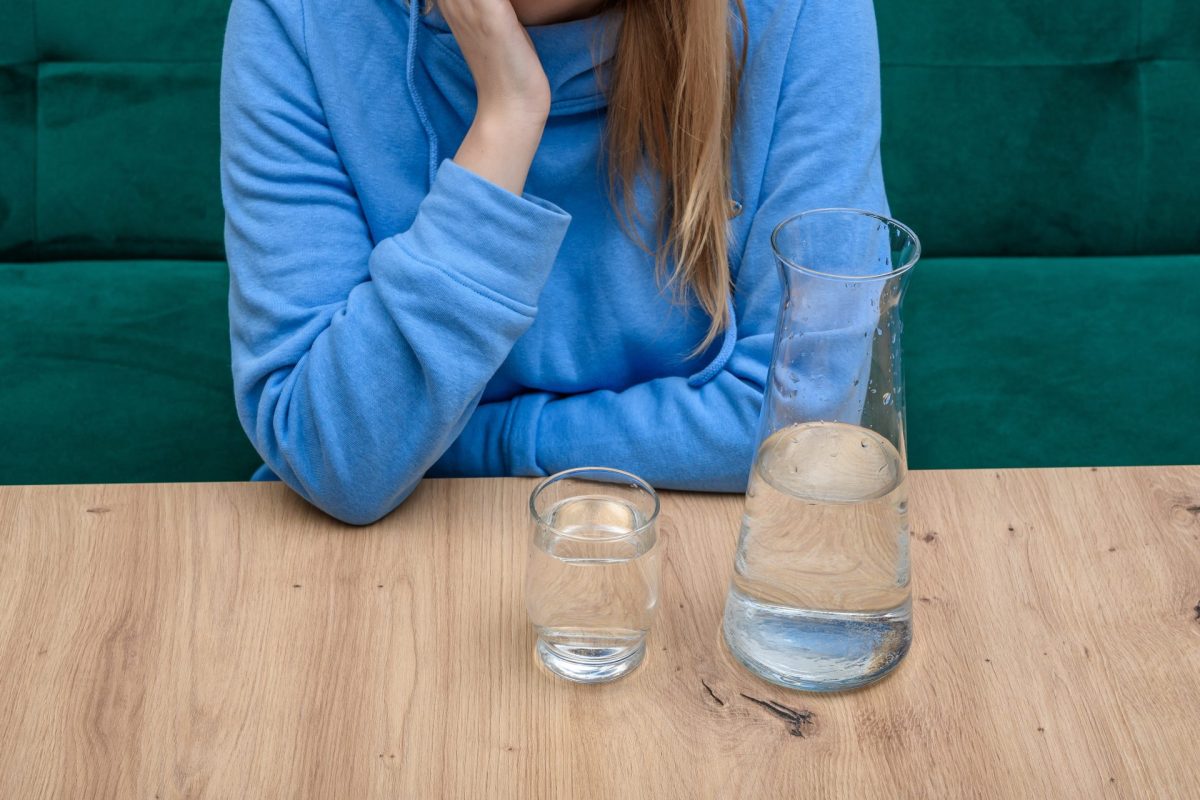 Frau Wasser trinken