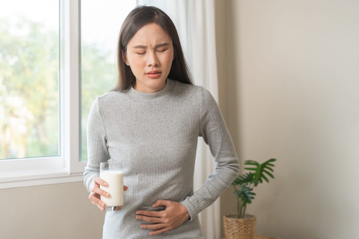 Frau Bauchschmerzen Milch Laktose Intoleranz