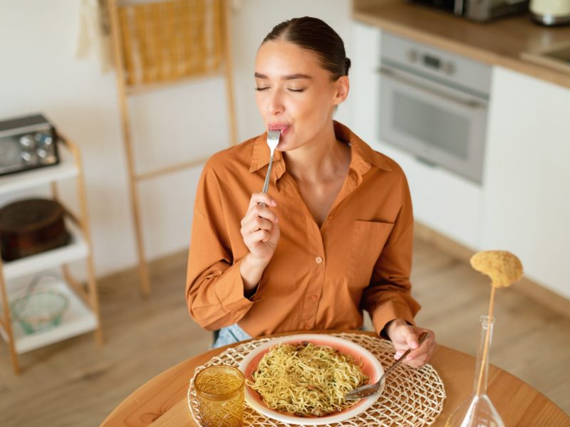 Frau Pasta essen