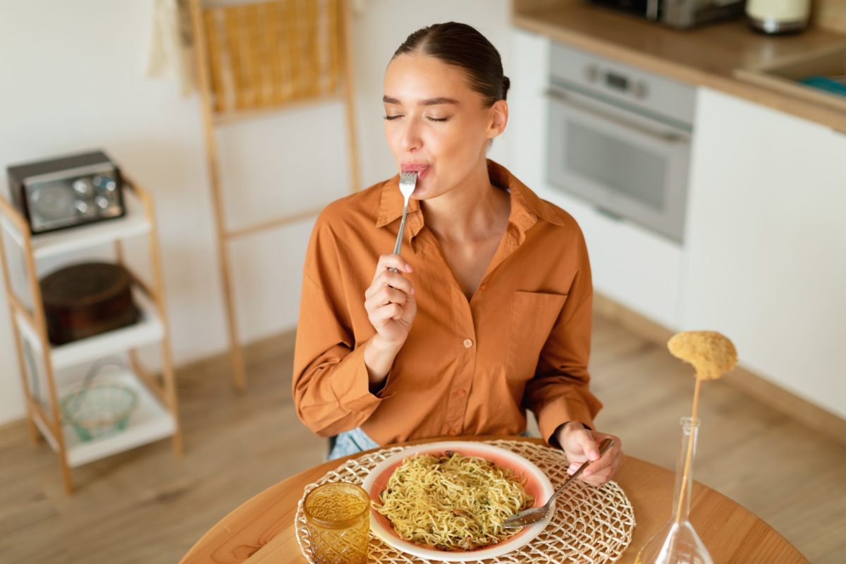 Frau Pasta essen