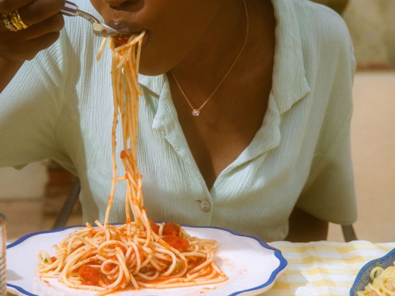 Frau Pasta essen vegan