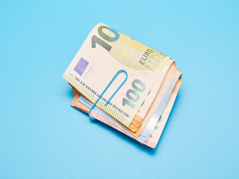 Euro-Banknoten auf blauem Hintergrund.
